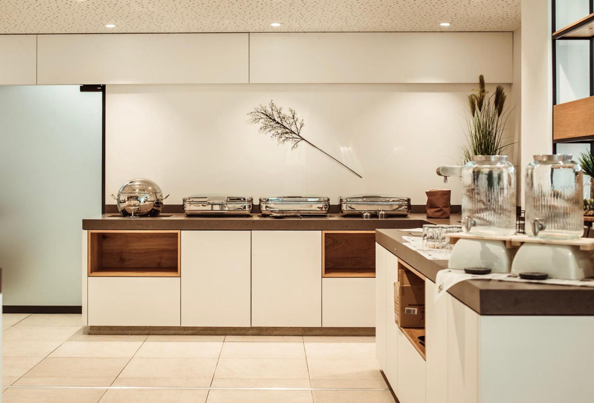 Wyndham Garden Munich Messe Hotel Exterior photo Breakfast buffet