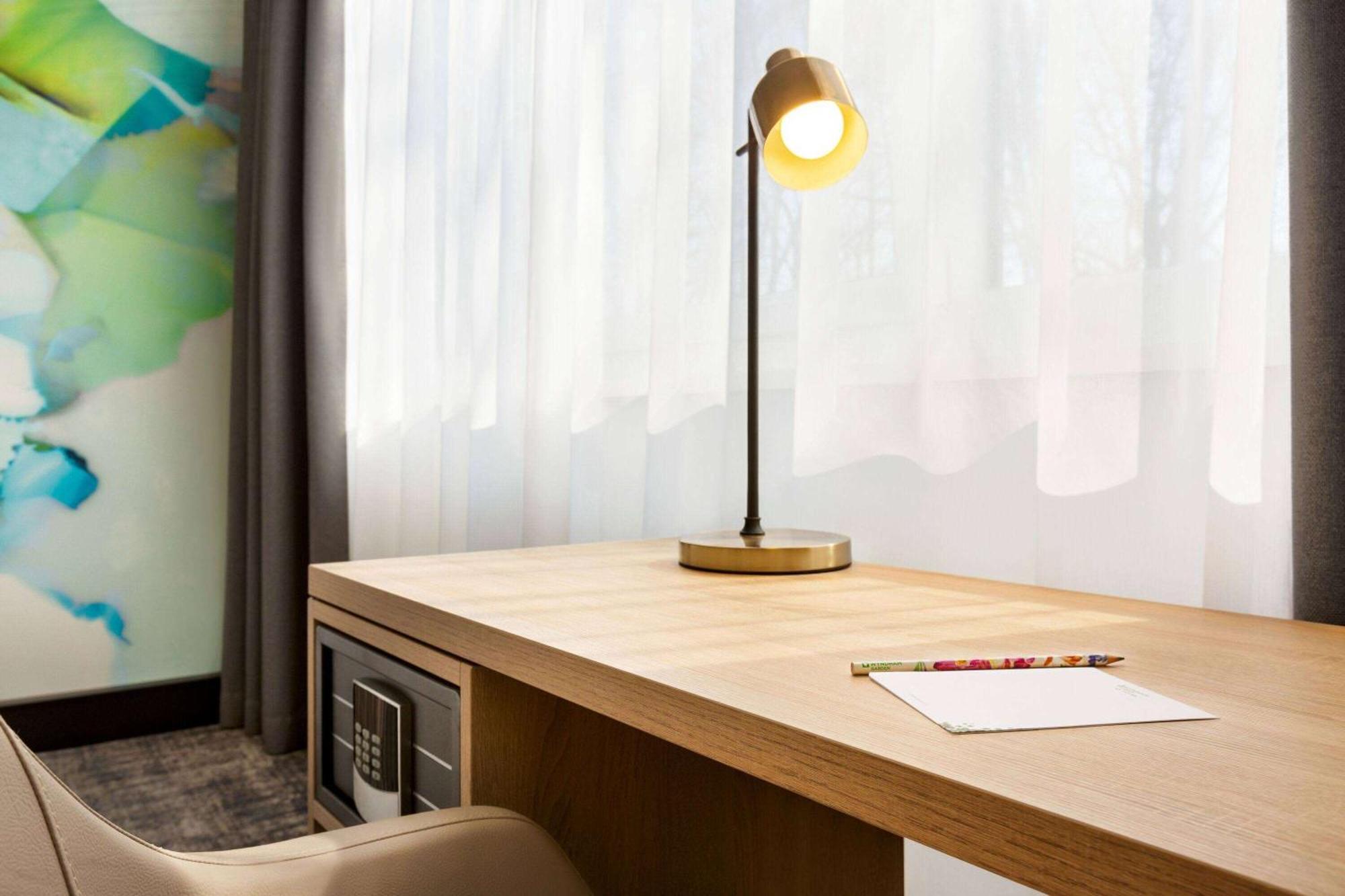 Wyndham Garden Munich Messe Hotel Exterior photo Desk in a room