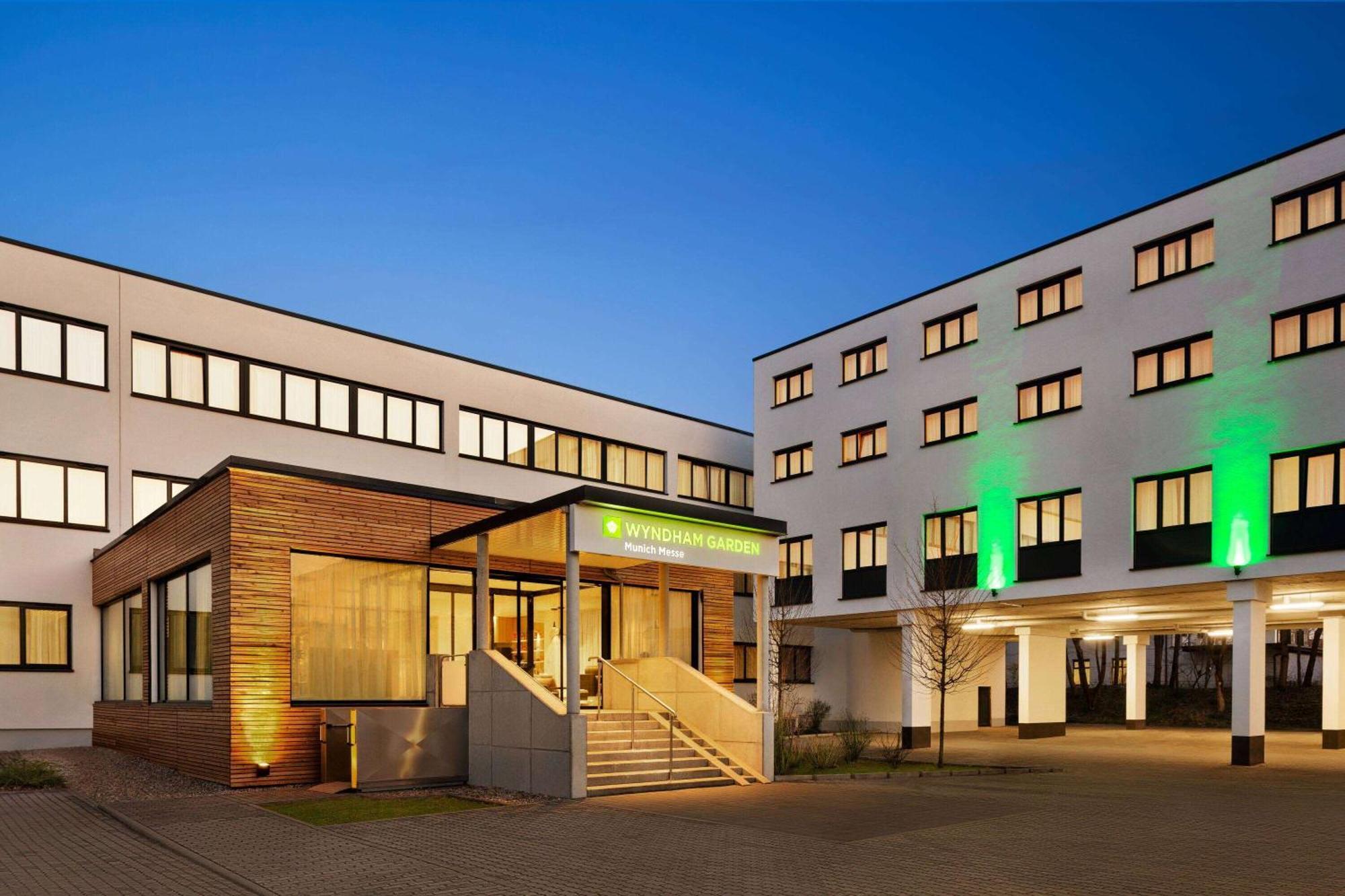 Wyndham Garden Munich Messe Hotel Exterior photo Wyndham Garden Munich Messe