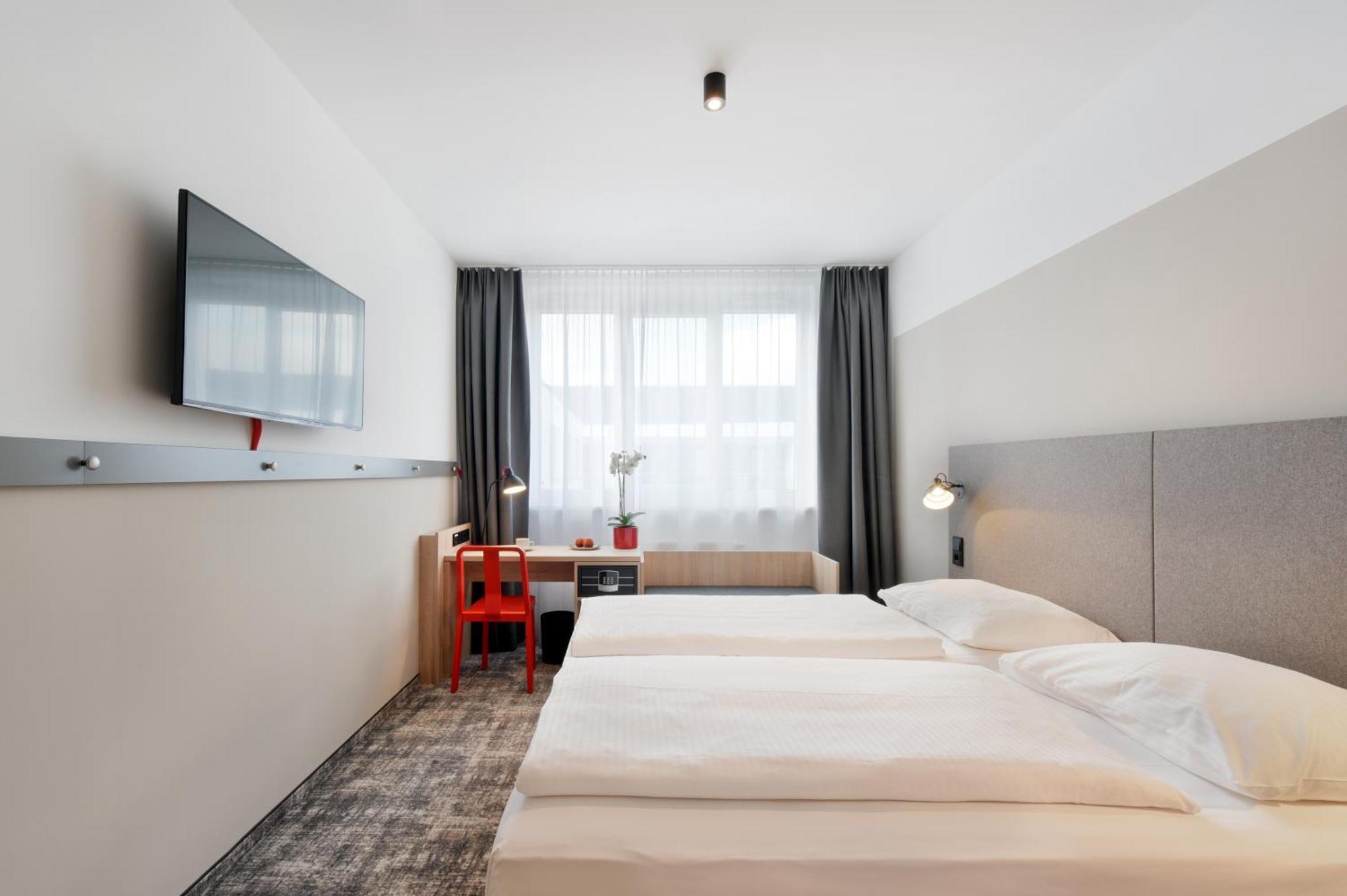 Wyndham Garden Munich Messe Hotel Exterior photo Room of the hotel